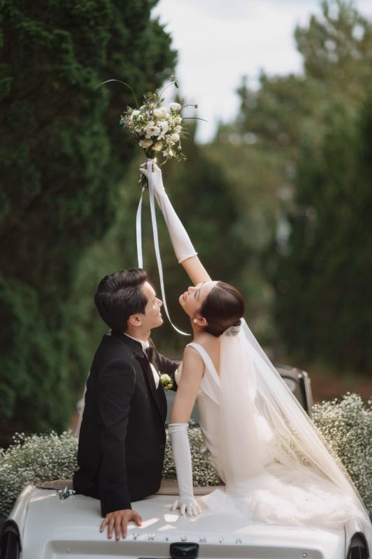 Ảnh cưới đẹp nhất showbiz Việt 2025: Cô dâu Á hậu quá xinh, chồng chủ tịch không chê vào đâu được!- Ảnh 6.
