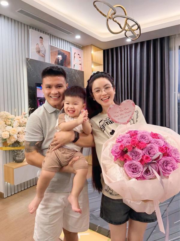 Chu Thanh Huyền giục mỏi mồm Quang Hải mới tặng 1 bó hoa ngày 20/10, netizen chỉ soi xem có bao nhiêu 
