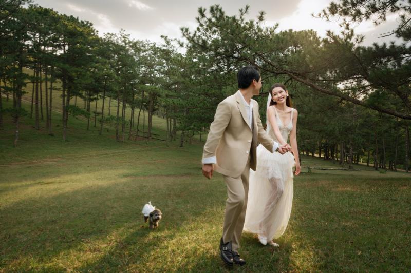Ảnh cưới đẹp nhất showbiz Việt 2025: Cô dâu Á hậu quá xinh, chồng chủ tịch không chê vào đâu được!- Ảnh 9.