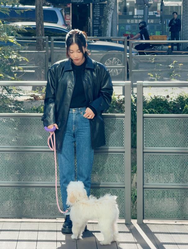 Tìm ra mẫu quần jeans hoàn hảo nhất cho phụ nữ trên 40 tuổi: Mặc lên gọn dáng, chuẩn thanh lịch- Ảnh 1.