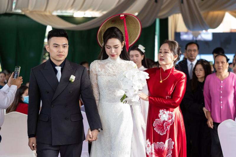 Chủ tịch tập đoàn Sơn Hải xin phép được đón con dâu, chồng Đỗ Hà đứng sau có biểu cảm thế này- Ảnh 3.