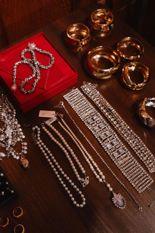 Ảnh cưới nét căng của em chồng Hà Tăng lên thẳng tạp chí châu Âu: Váy và nhẫn cưới "khủng" được hé lộ- Ảnh 6.