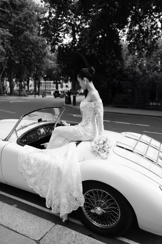 Ảnh cưới nét căng của em chồng Hà Tăng lên thẳng tạp chí châu Âu: Váy và nhẫn cưới 