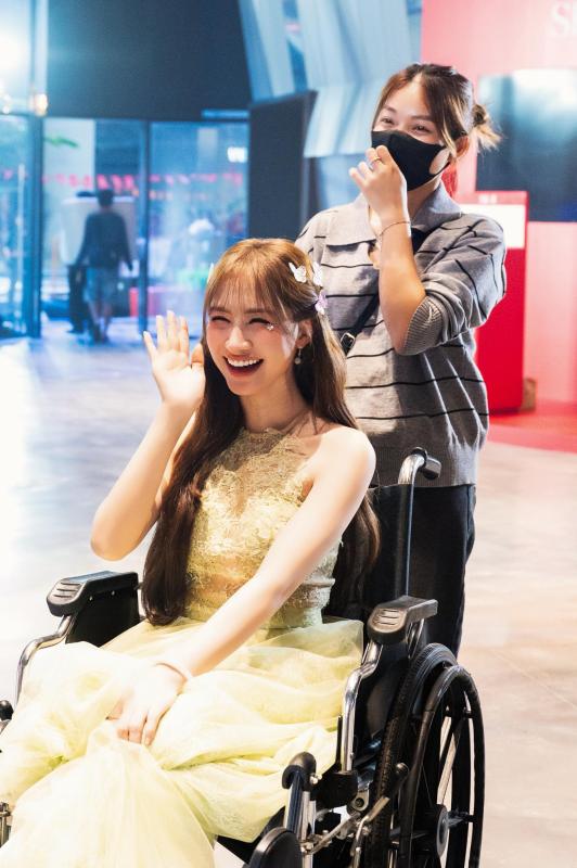 Hòa Minzy phải ngồi xe lăn, tình trạng chấn thương gây lo lắng- Ảnh 3.