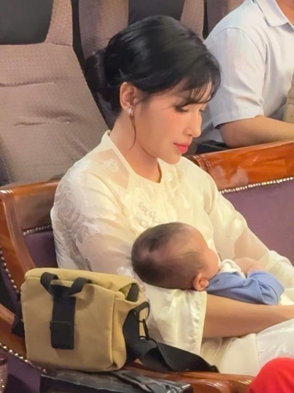 Khả Như - Huỳnh Phương bí mật có con, bồng bế công khai ở sự kiện?- Ảnh 2.