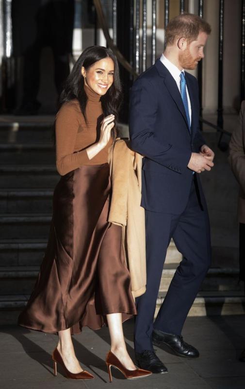 Meghan Markle “gói trọn mùa thu” trong chiếc váy lụa nâu khiến giới thời trang phát sốt- Ảnh 2.