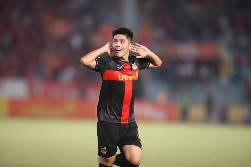 Yến Xuân xinh hết nấc cùng con trai cổ vũ Văn Lâm trong ngày Hà Nội FC thua sốc Ninh Bình- Ảnh 9.