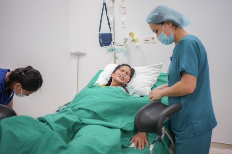 Hoa hậu H'Hen Niê lên tiếng sau khi bị mỉa mai tư thế đẻ: Không ai dạy tôi làm mẹ!- Ảnh 3.