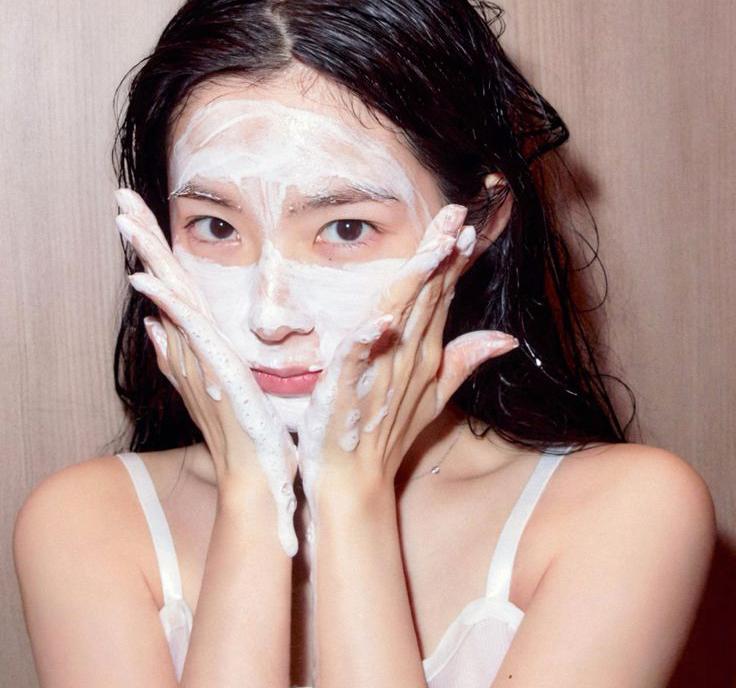 5 sai lầm khi rửa mặt mùa lạnh khiến làn da "kêu cứu", đẩy nhanh lão hóa nhưng chị em càng có tuổi càng dễ mắc- Ảnh 2.