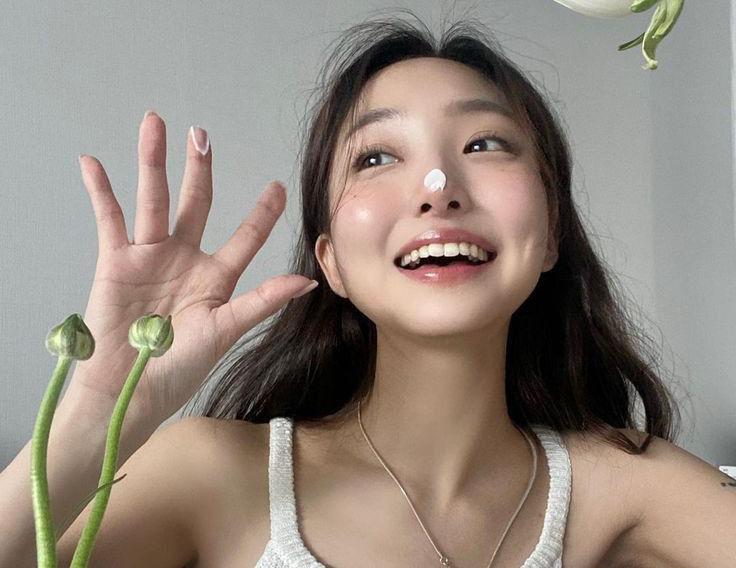 1 việc CẦN PHẢI LÀM trước khi bôi kem chống nắng để chống UV, bảo vệ collagen nhưng chị em càng có tuổi càng dễ quên- Ảnh 1.