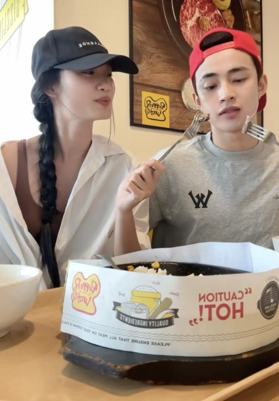 Á hậu Việt và bạn trai kém 10cm dính chặt như keo không rời hậu công khai hẹn hò- Ảnh 4.