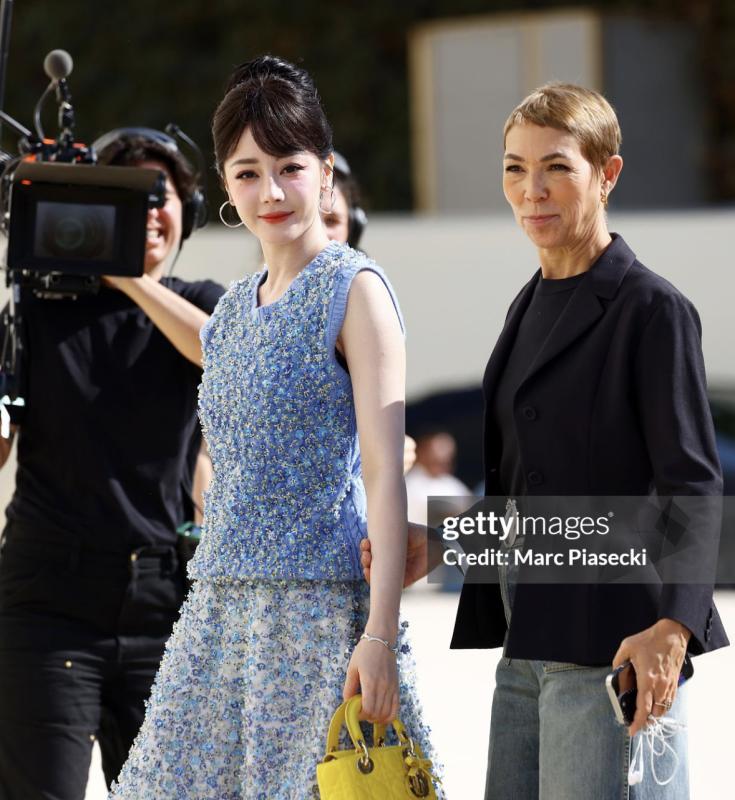 Địch Lệ Nhiệt Ba chưa thoát drama: Ảnh đẹp long lanh tại show Dior là giả, bị hãng cho mặc đồ giá trị thấp?- Ảnh 1.