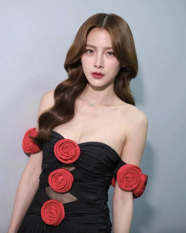 Xuất hiện mỹ nữ là minh tinh của giới hot girl mạng, Lưu Diệc Phi lẫn Baifern bị gọi tên- Ảnh 2.