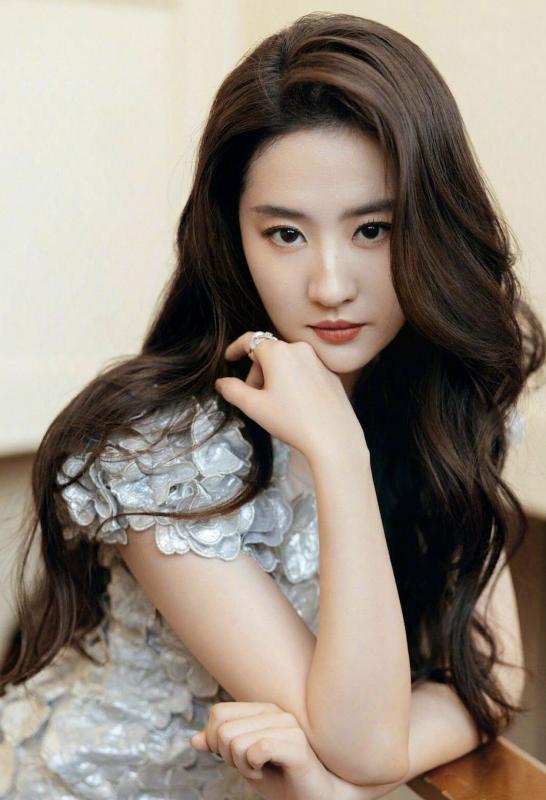 Xuất hiện mỹ nữ là minh tinh của giới hot girl mạng, Lưu Diệc Phi lẫn Baifern bị gọi tên- Ảnh 3.