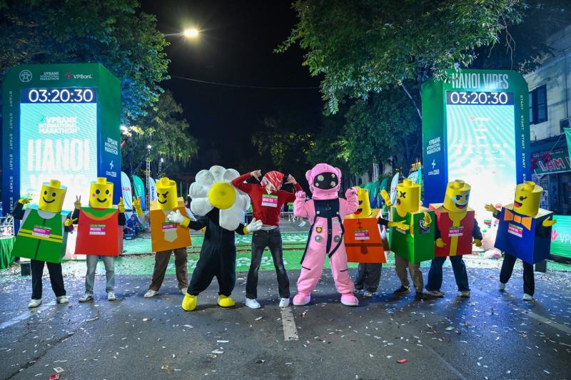 Sắc màu sáng tạo trên đường chạy VPBank Hanoi International Marathon 2025: Khi mỗi runner là một câu chuyện- Ảnh 1.