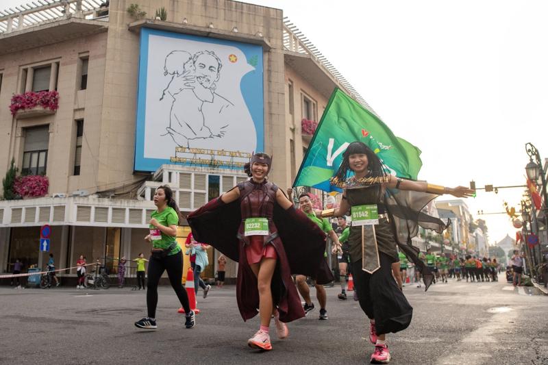 Sắc màu sáng tạo trên đường chạy VPBank Hanoi International Marathon 2025: Khi mỗi runner là một câu chuyện- Ảnh 6.
