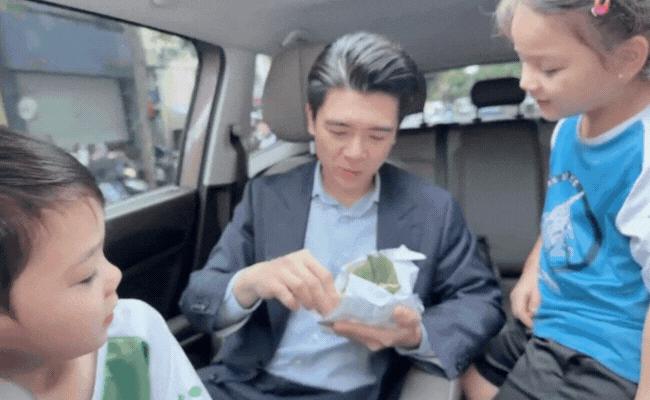 1,3 triệu người xem Phó tổng nhà bầu Hiển ăn chung gói xôi ruốc cùng các con: Người giàu cũng giống chúng ta thôi!- Ảnh 1.