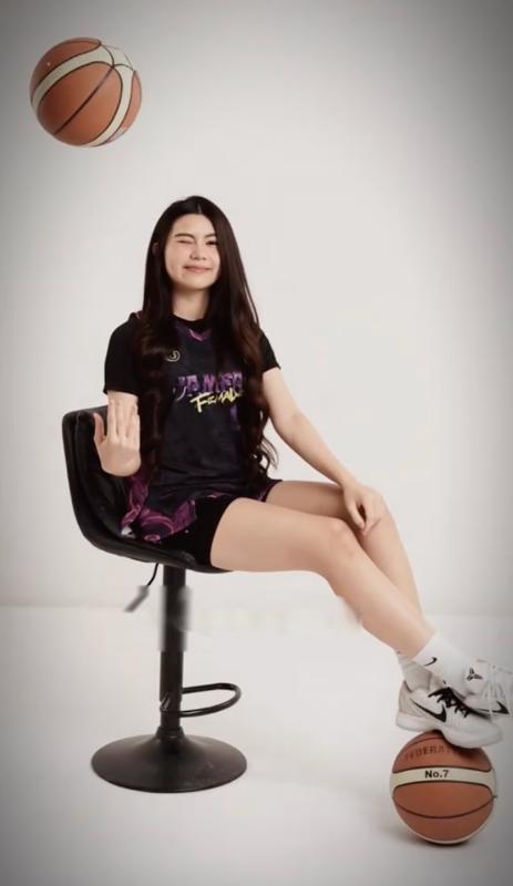Hạt Dẻ - con gái MC Quyền Linh xinh đẹp vô cùng khi chụp ảnh bóng rổ- Ảnh 1.