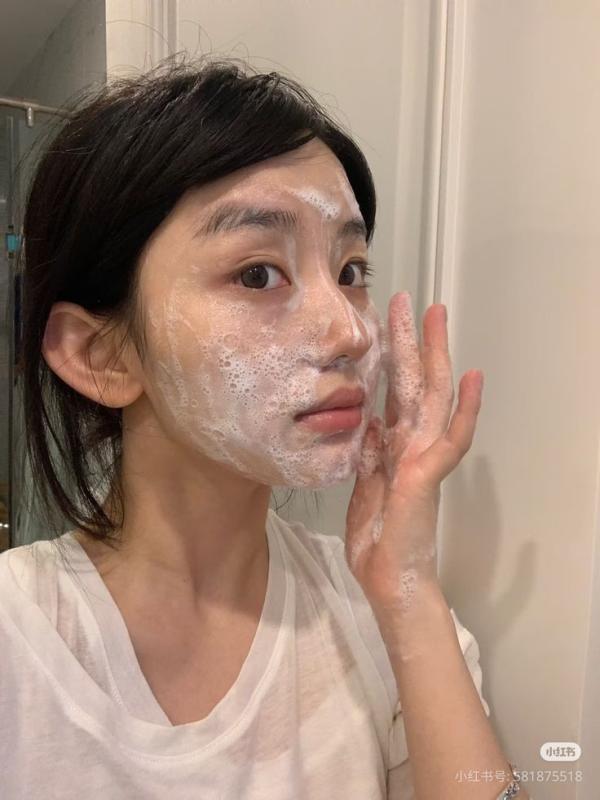 Chống lão hoá bắt đầu từ việc… đừng rửa mặt kỹ- Ảnh 1.