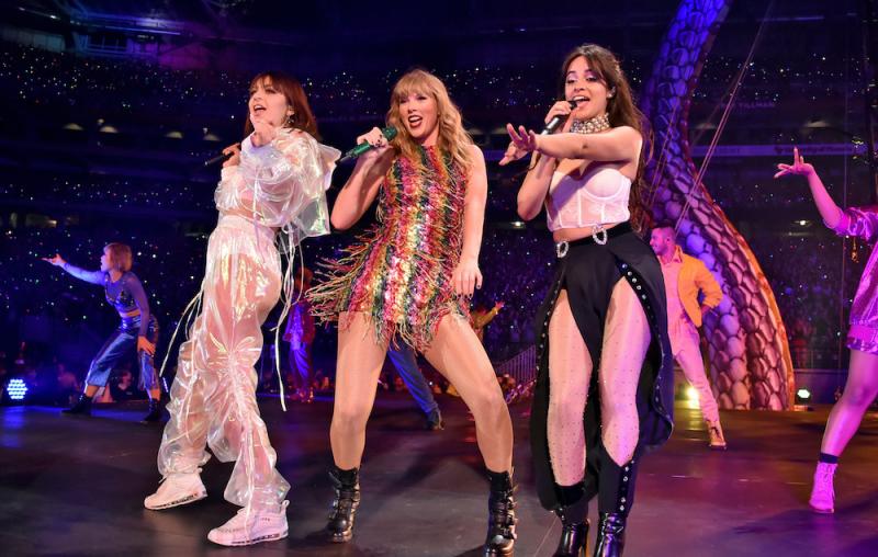 Charli, từng là khách mời mở màn cho tour diễn Reputation của Taylor Swift cùng Camila Cabello