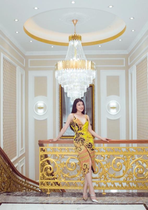 Nhan sắc nóng bỏng của nữ ca sĩ bị cha ruột bỏ rơi: 30 tuổi ở biệt thự 2.200 m2 giá 70 tỷ, đi Maybach- Ảnh 11.