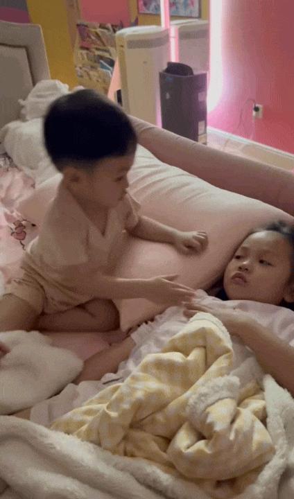Mê cái cách cậu út Sutin quan tâm chị Suchin bị ốm, bố Cường Đô La - mẹ Đàm Thu Trang dạy con khéo ghê!- Ảnh 2.