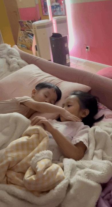 Mê cái cách cậu út Sutin quan tâm chị Suchin bị ốm, bố Cường Đô La - mẹ Đàm Thu Trang dạy con khéo ghê!- Ảnh 3.