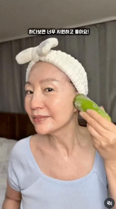 "Bà ngoại xứ Hàn" 70 tuổi vẫn sở hữu làn da mịn màng căng mướt: Bí quyết là lăn mặt với dưa chuột lạnh- Ảnh 7.
