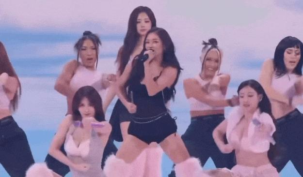 TWICE bị chê tơi tả ở Victoria's Secret Show, đẳng cấp thua xa Lisa (BLACKPINK)!- Ảnh 3. TWICE bị chê tơi tả ở Victoria's Secret Show, đẳng cấp thua xa Lisa (BLACKPINK)!- Ảnh 3.