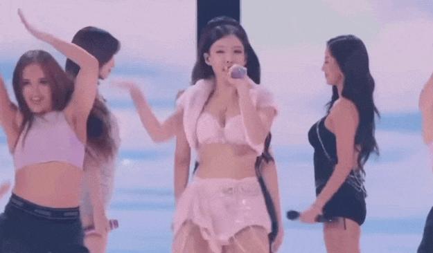 TWICE bị chê tơi tả ở Victoria's Secret Show, đẳng cấp thua xa Lisa (BLACKPINK)!- Ảnh 2. TWICE bị chê tơi tả ở Victoria's Secret Show, đẳng cấp thua xa Lisa (BLACKPINK)!- Ảnh 2.