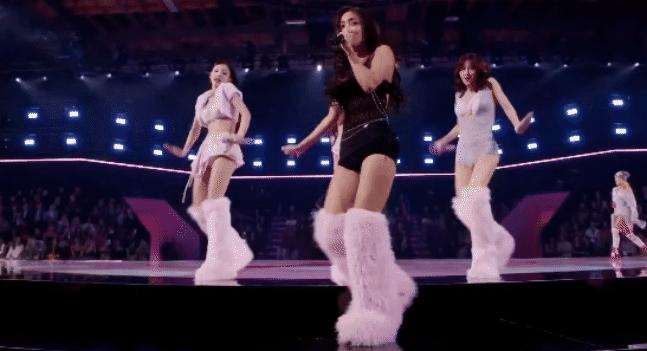 TWICE bị chê tơi tả ở Victoria's Secret Show, đẳng cấp thua xa Lisa (BLACKPINK)!- Ảnh 5. TWICE bị chê tơi tả ở Victoria's Secret Show, đẳng cấp thua xa Lisa (BLACKPINK)!- Ảnh 5.