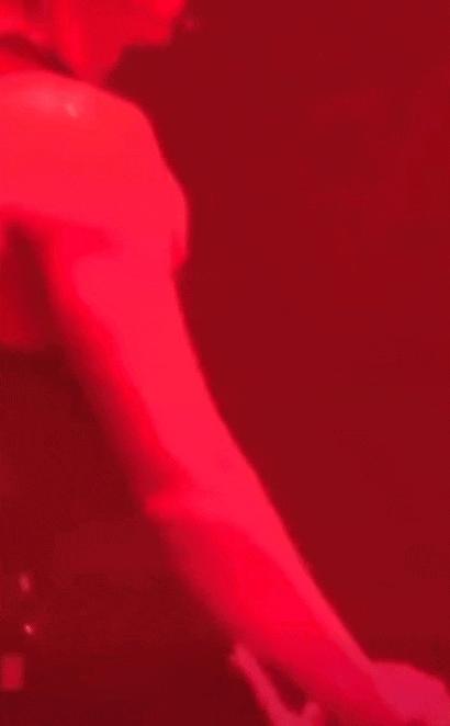 Nam ca sĩ hạng A để fan nữ đụng chạm, vũ đạo 18+ phản cảm quá đà- Ảnh 3.