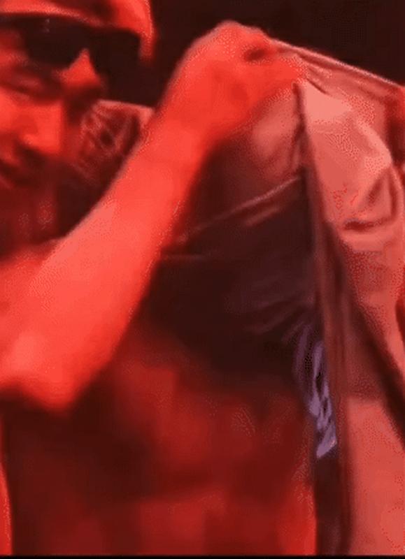 Nam ca sĩ hạng A để fan nữ đụng chạm, vũ đạo 18+ phản cảm quá đà- Ảnh 6.