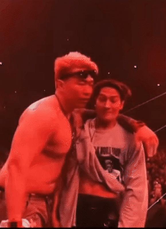 Nam ca sĩ hạng A để fan nữ đụng chạm, vũ đạo 18+ phản cảm quá đà- Ảnh 5.
