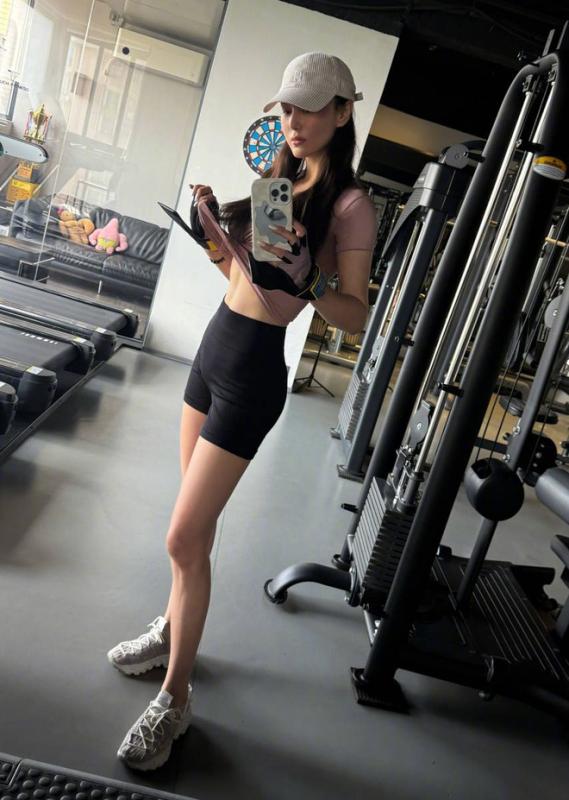 Tình địch Phạm Băng Băng "flex" body U40 nét căng, ngày ăn 3 bữa dáng vẫn đẹp- Ảnh 1.