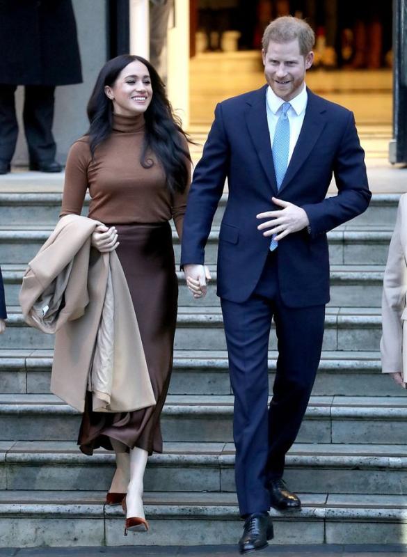 Meghan Markle “gói trọn mùa thu” trong chiếc váy lụa nâu khiến giới thời trang phát sốt- Ảnh 3.