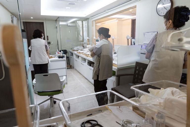 Rút ví trả 1,3 tỷ để tha hồ được ngủ bù, gội đầu và massage sau sinh: Chuẩn giàu mới của các mom châu Á- Ảnh 1.