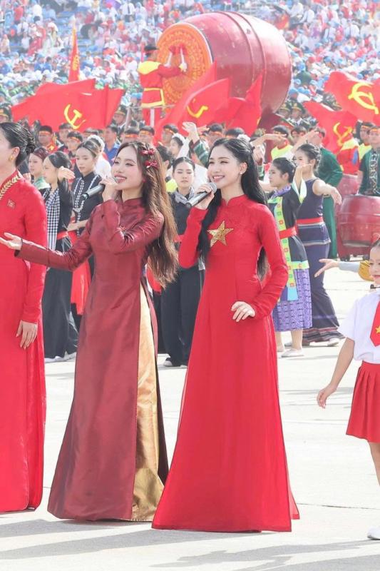 Phương Mỹ Chi đứng chung hàng ngũ với các đàn anh đàn chị lớn ở Đại lễ 2/9