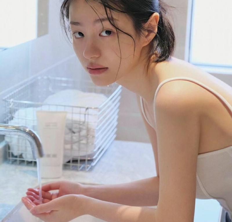 5 sai lầm khi rửa mặt mùa lạnh khiến làn da "kêu cứu", đẩy nhanh lão hóa nhưng chị em càng có tuổi càng dễ mắc- Ảnh 1.