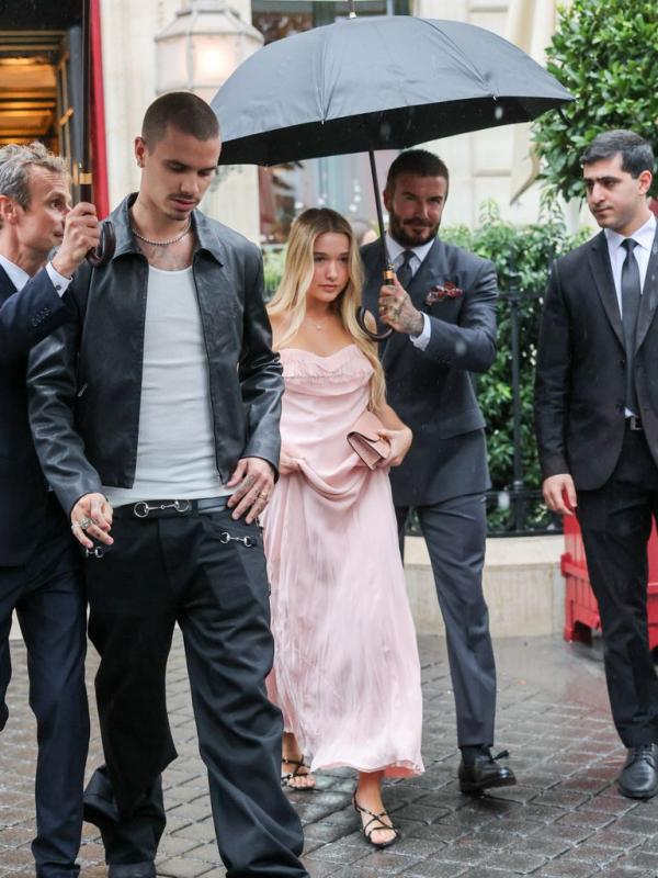 Harper Beckham gây sốt với váy hồng quyến rũ, chuẩn tiểu thư tài phiệt đến ủng hộ mẹ - Victoria tại Paris Fashion Week- Ảnh 2.