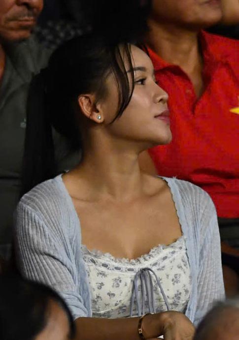 Yến Xuân xinh hết nấc cùng con trai cổ vũ Văn Lâm trong ngày Hà Nội FC thua sốc Ninh Bình- Ảnh 5.