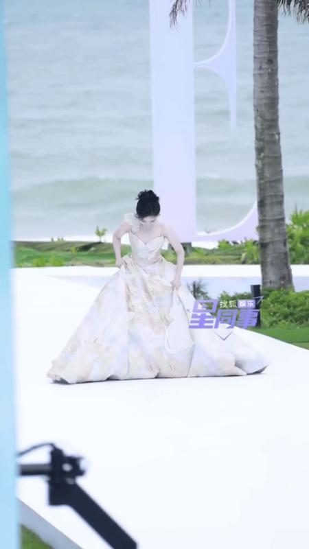 Mỹ nhân ngã dúi dụi trên thảm đỏ vẫn được khen duyên dáng- Ảnh 2.