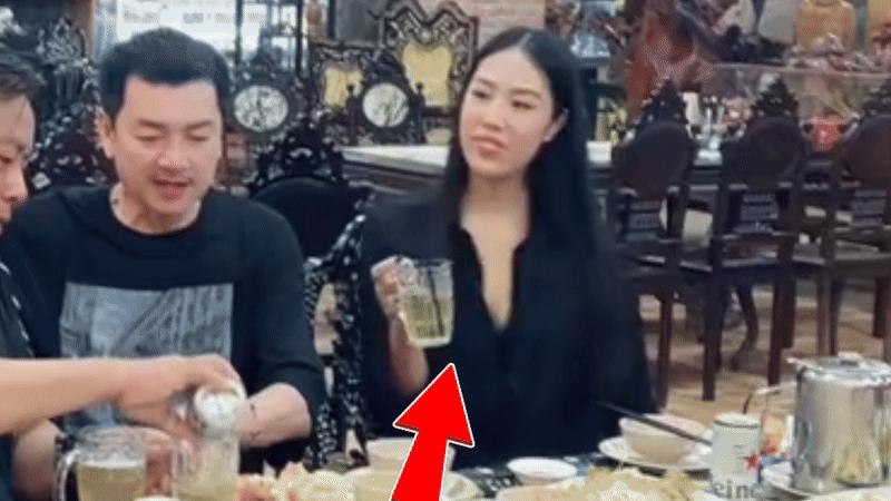 Vợ kém 37 tuổi của Quang Minh gây tranh cãi khi kéo áo để lộ rõ bra trước ống kính- Ảnh 1.
