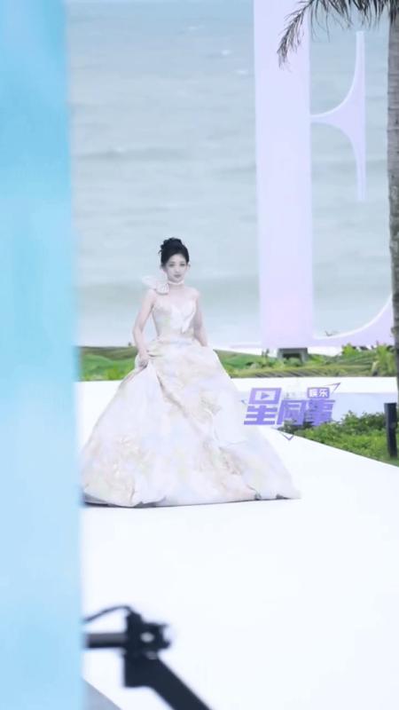 Mỹ nhân ngã dúi dụi trên thảm đỏ vẫn được khen duyên dáng- Ảnh 1.