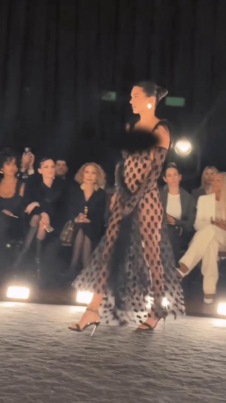 Kendall Jenner lộ bụng ỏng trên sàn diễn danh giá- Ảnh 1.