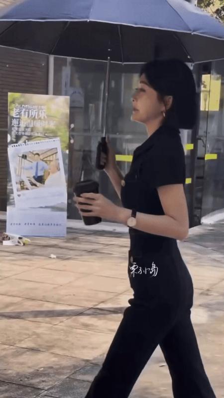 Nữ diễn viên 46 tuổi lộ eo khó tin, không hổ danh "Hoàng hậu đẹp nhất màn ảnh"- Ảnh 1.