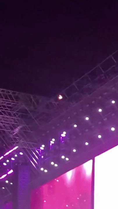Sự cố nổ pháo hoa rơi trúng khán giả tại concert Em Xinh- Ảnh 4.