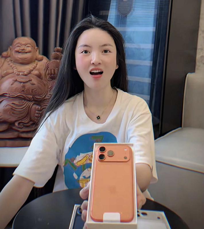 Phản ứng bất ngờ của Chu Thanh Huyền khi Quang Hải tặng Iphone 17- Ảnh 3.