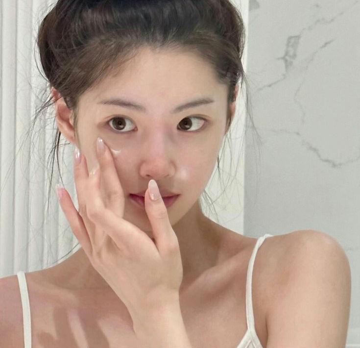 5 sai lầm khi rửa mặt mùa lạnh khiến làn da "kêu cứu", đẩy nhanh lão hóa nhưng chị em càng có tuổi càng dễ mắc- Ảnh 3.