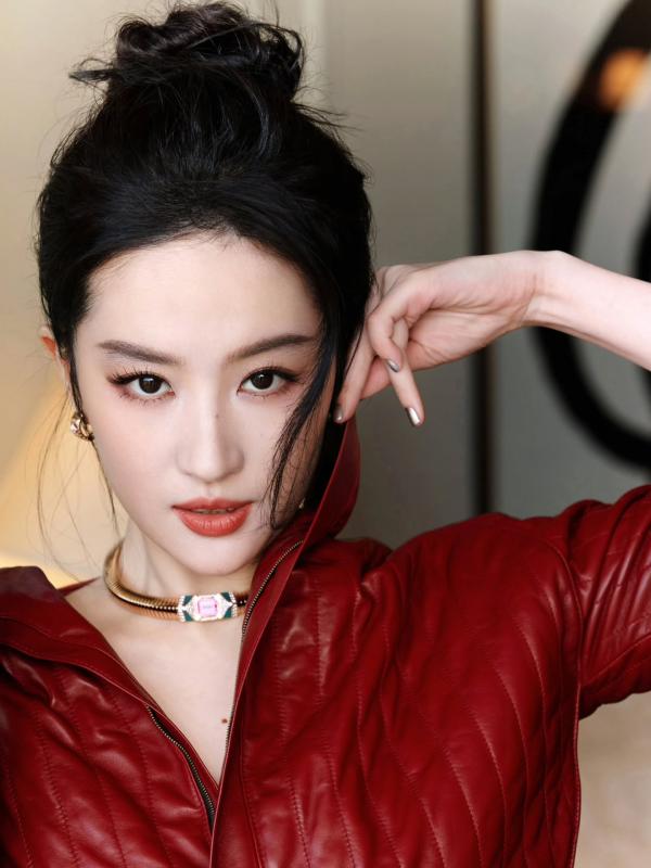 Lưu Diệc Phi quê mùa dù mặc full hàng hiệu- Ảnh 14.